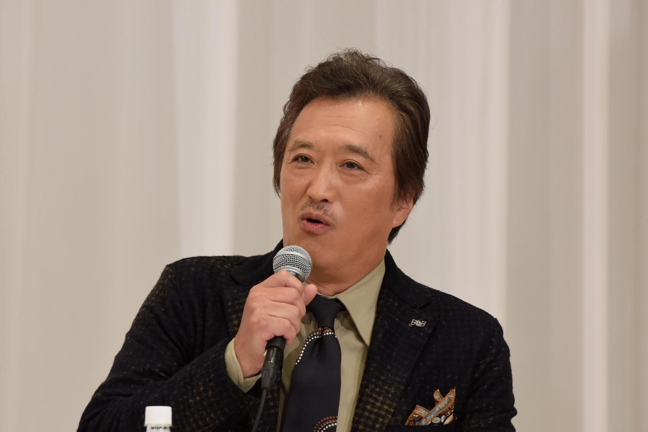 画像: 岡田役:大鶴義丹