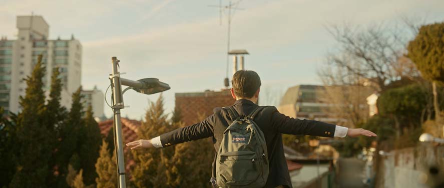 画像: 記憶がバラバラに飛び交う「パズル」のような演出