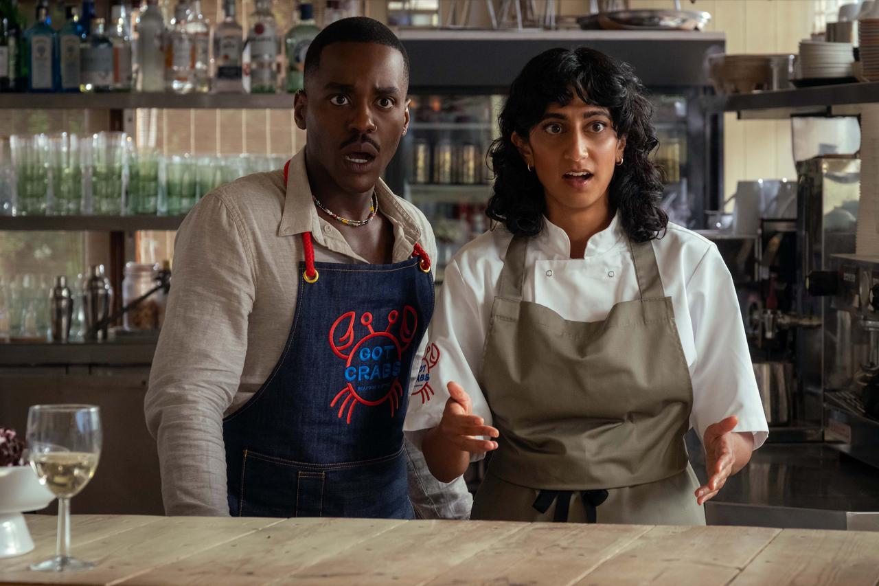 画像: (右)ジェーン(スニータ・マニ)(左)ジェフリー(チュティ・ガトゥ)