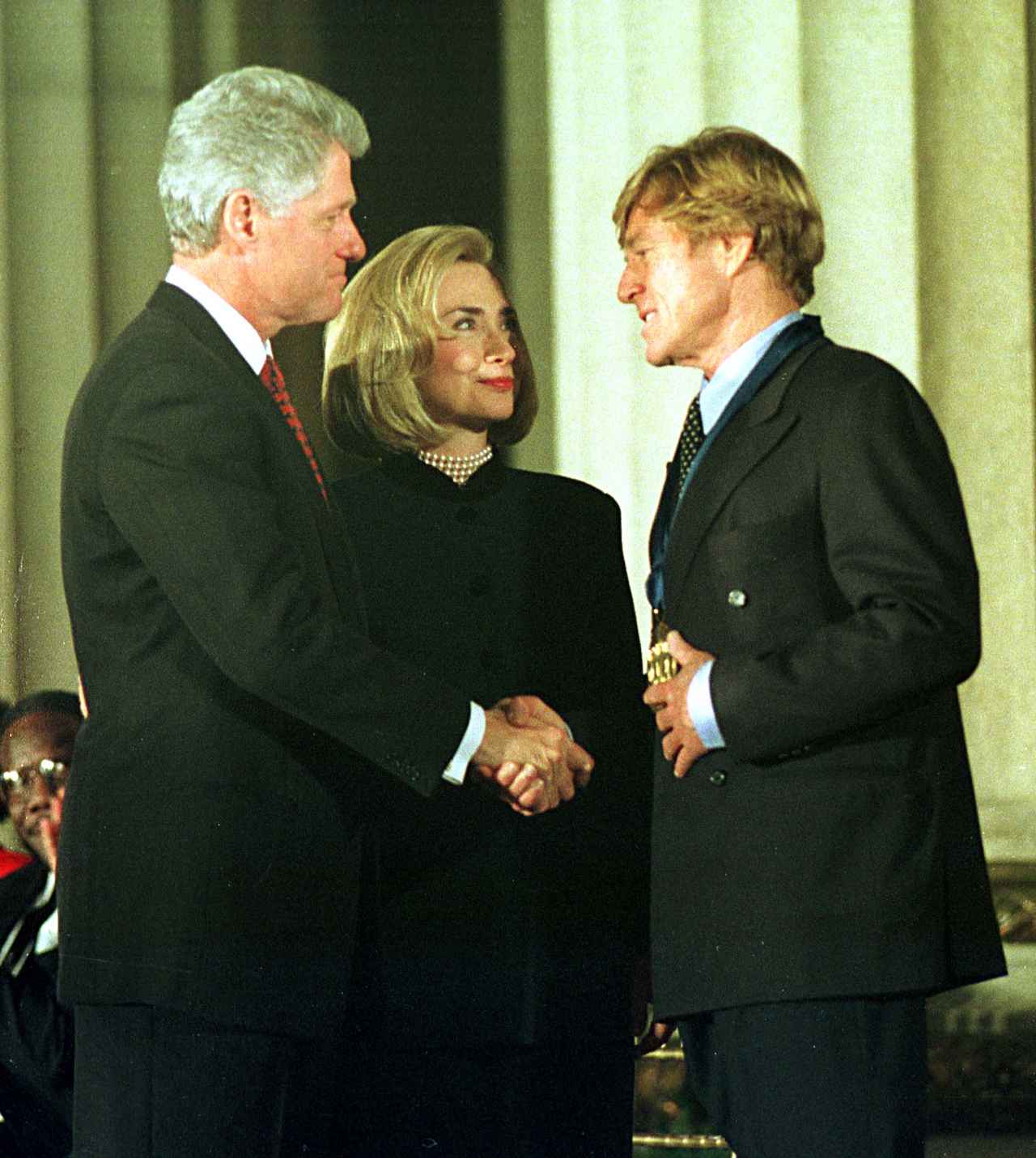 画像: 当時のビル・クリントン米大統領からアメリカ国民芸術勲章を授与された