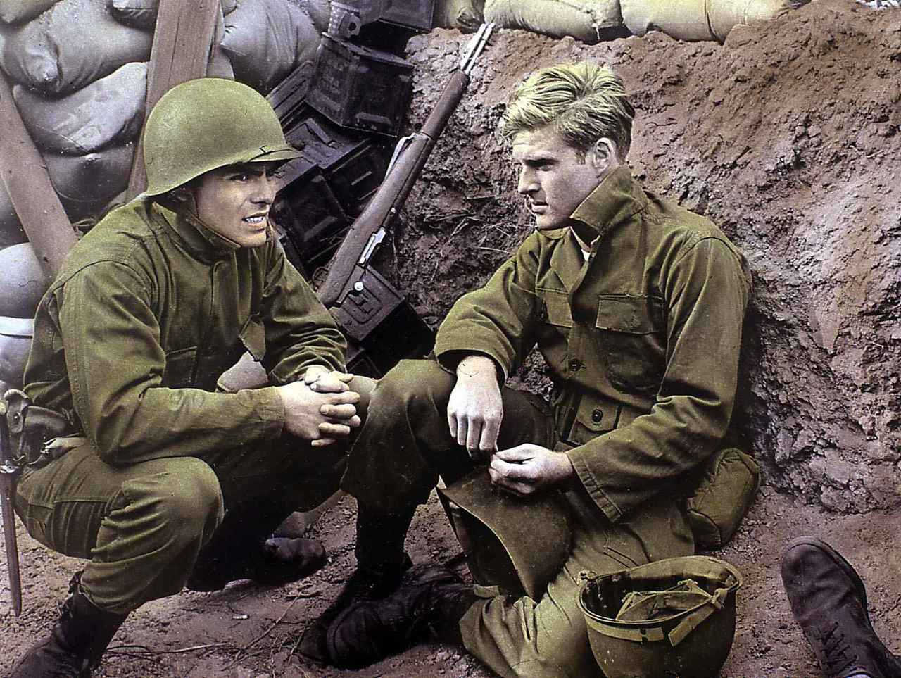 画像: デビュー時代に出演した『戦場の追跡』（右）