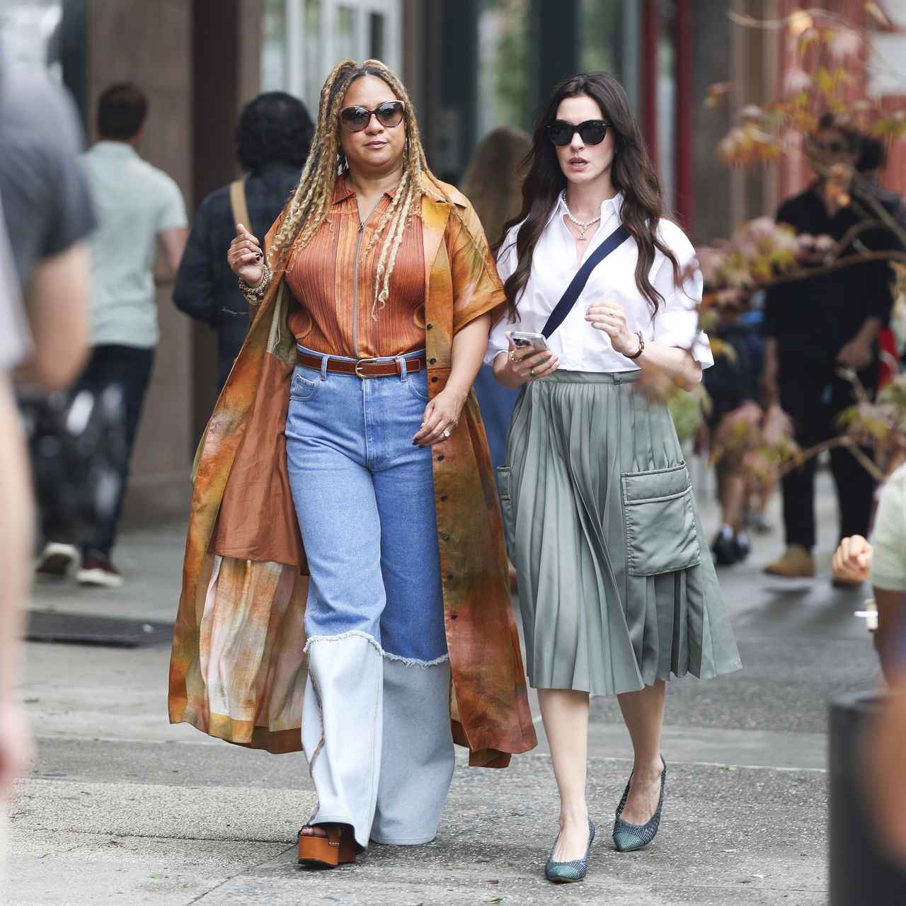 画像: 親友リリー役のトレイシー・トムズとNYの街を歩くアン・ハサウェイ