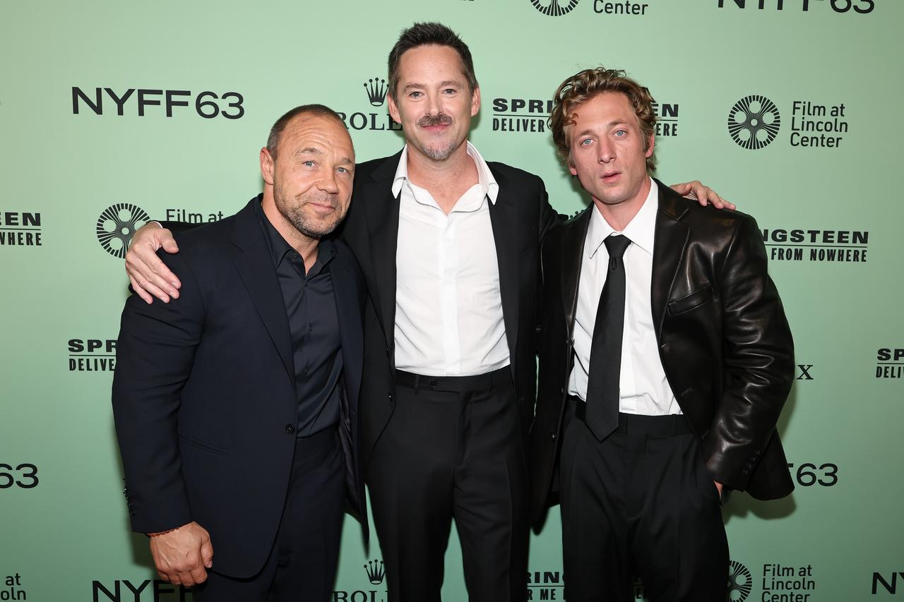 画像: 左からスティーヴン・グレアム、スコット・クーパー監督、ジェレミー・アレン・ホワイト ⒸJamie McCarthy