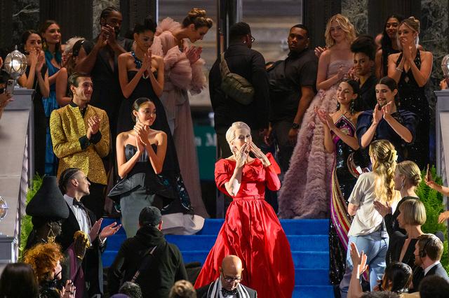 画像: メットガラを思わせるようなシーンをアメリカ自然史博物館で撮影中のショット