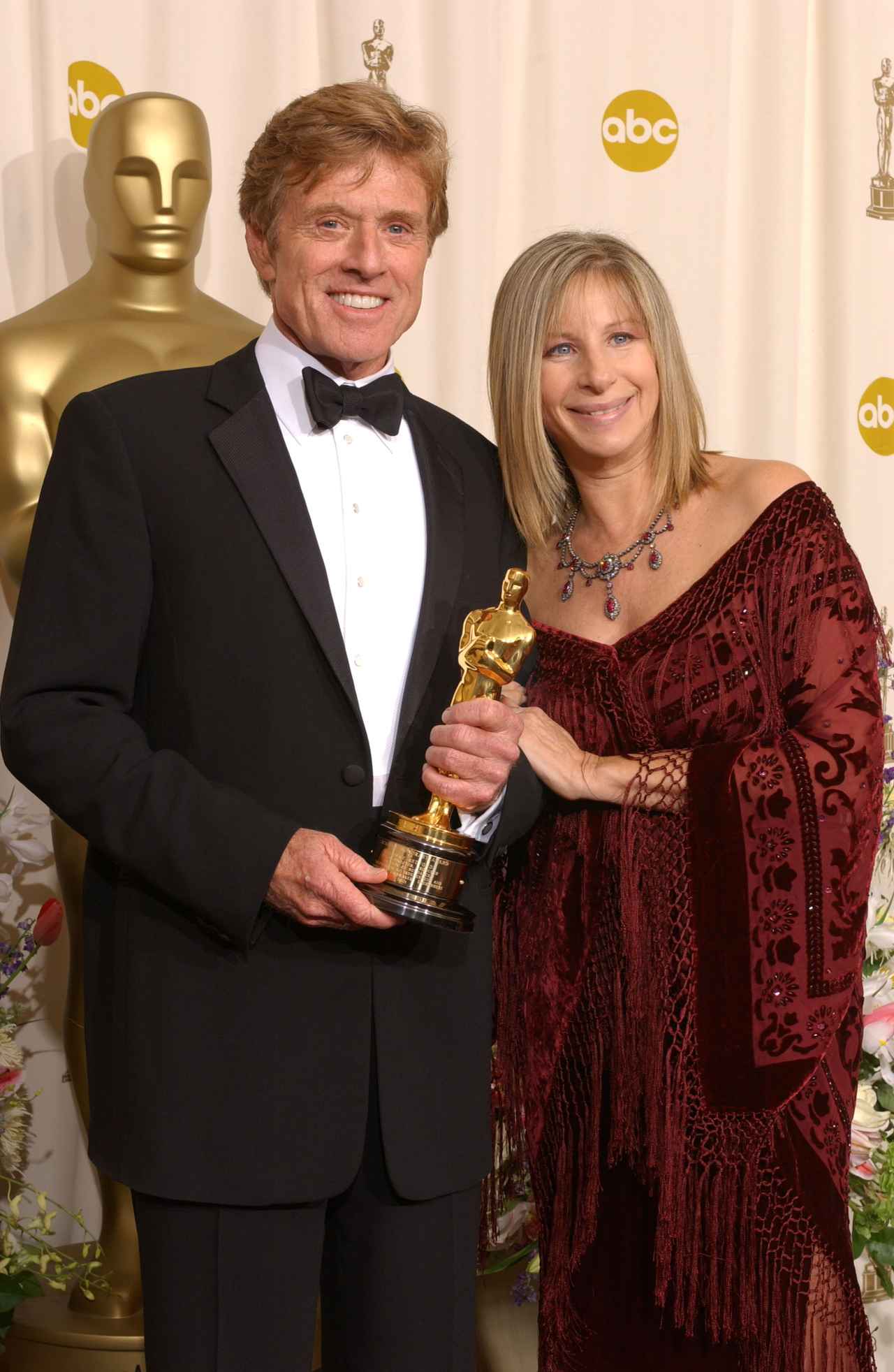 画像: アカデミー賞名誉賞をバーブラ・ストライサンドから贈られた