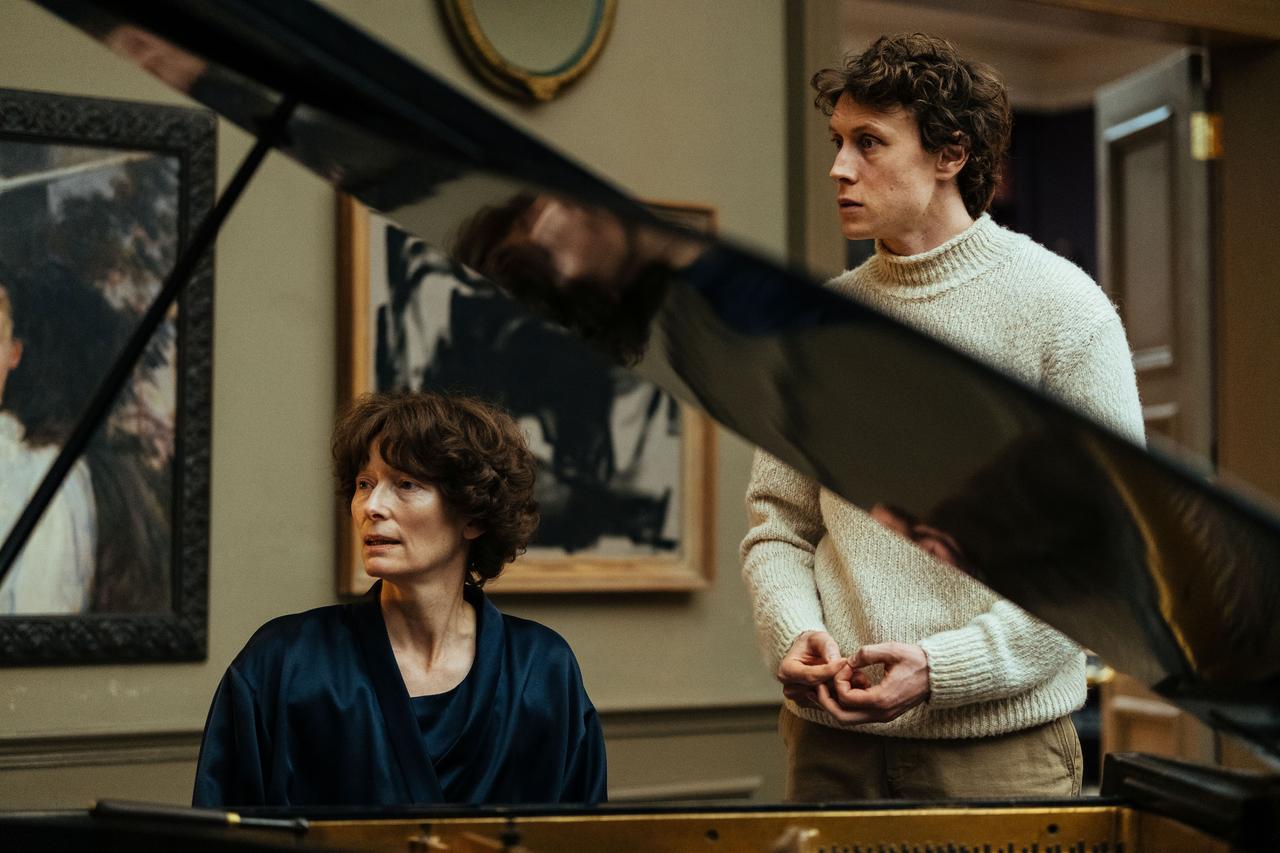 画像4: ティルダ・スウィントンの猫⽿姿も!『THE END(ジ・エンド)』より終末世界の豪奢で歪んだ地下⽣活のシーン写真を解禁!