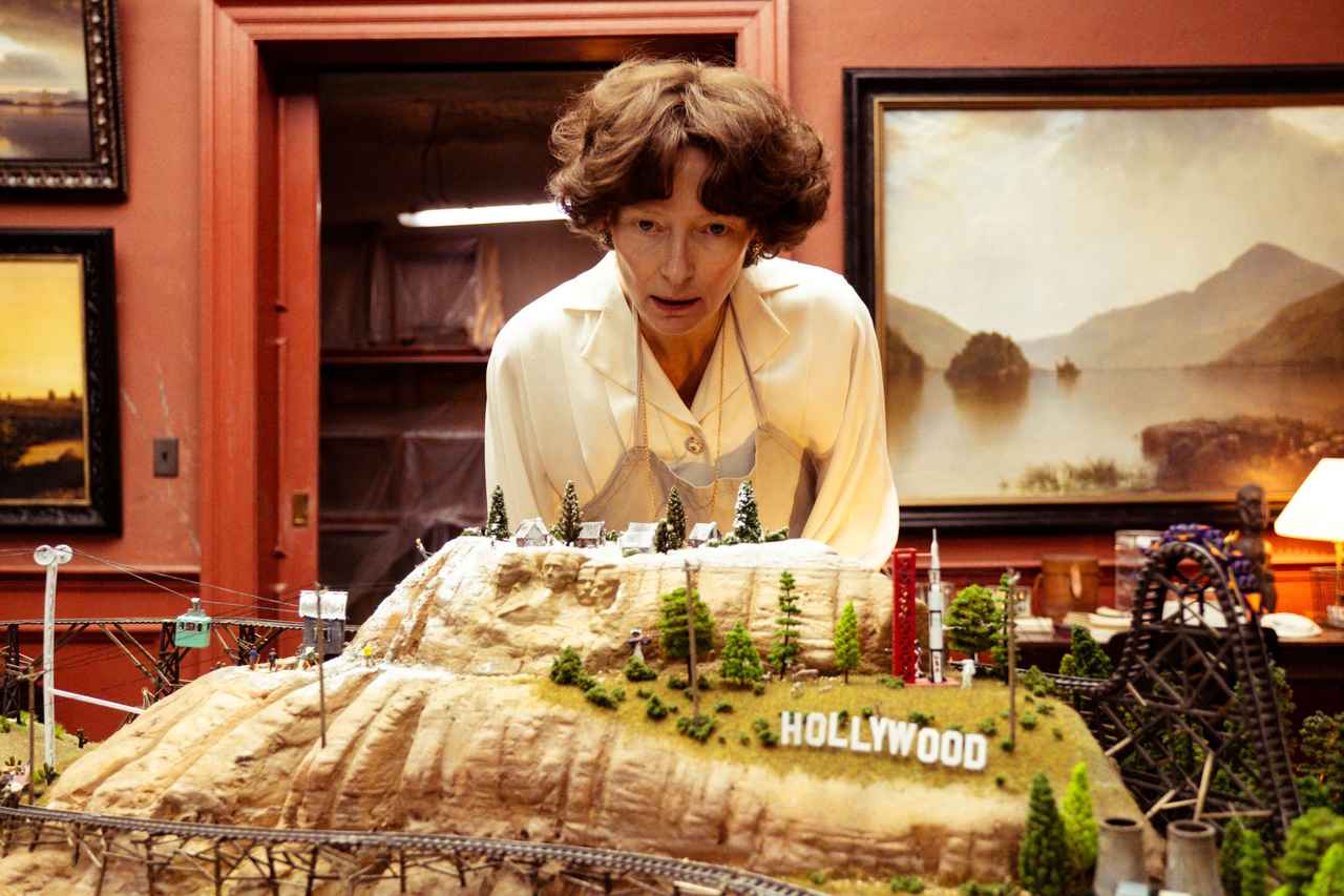 画像2: ティルダ・スウィントンの猫⽿姿も!『THE END(ジ・エンド)』より終末世界の豪奢で歪んだ地下⽣活のシーン写真を解禁!