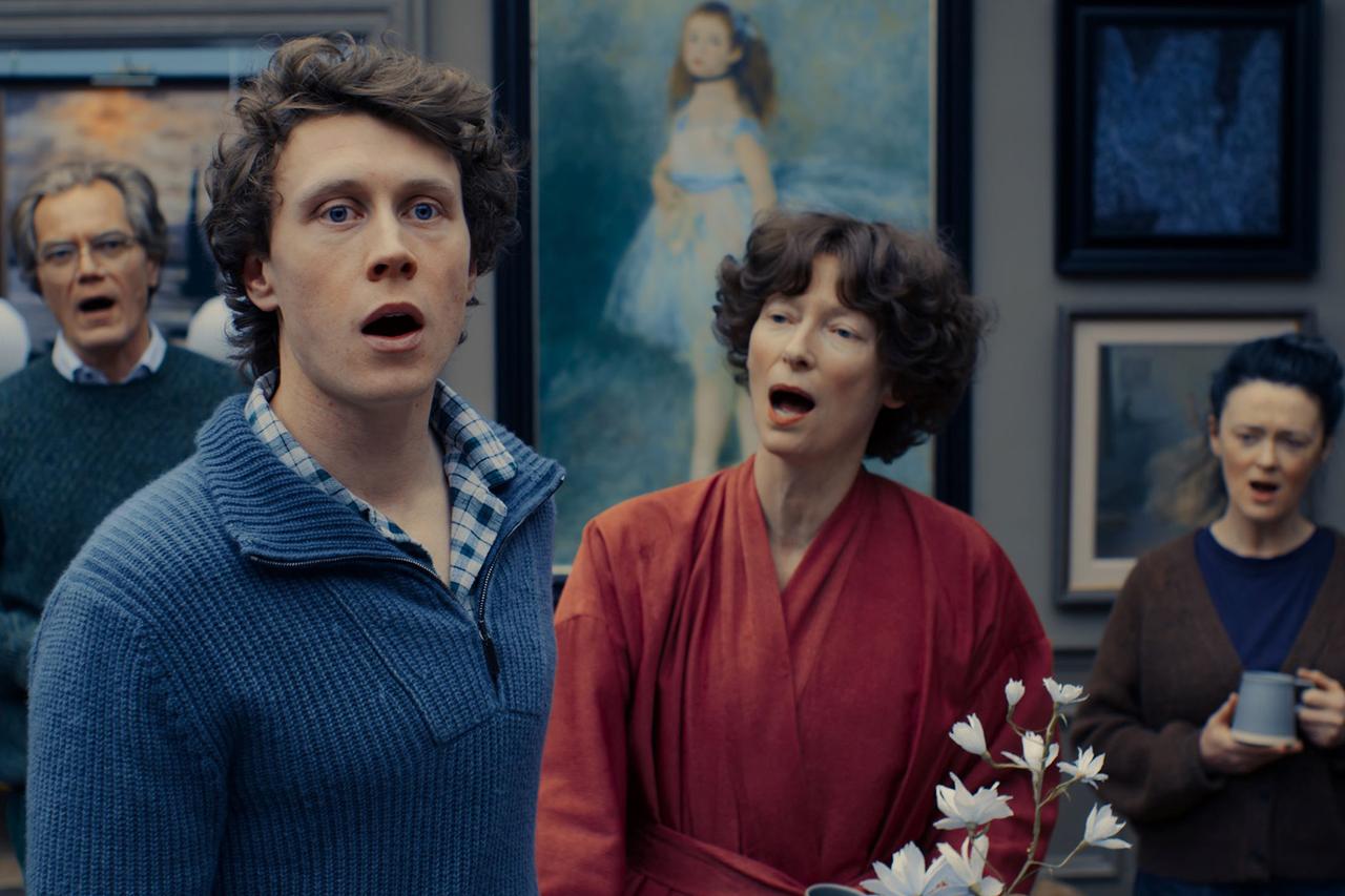 画像3: ティルダ・スウィントンの猫⽿姿も!『THE END(ジ・エンド)』より終末世界の豪奢で歪んだ地下⽣活のシーン写真を解禁!