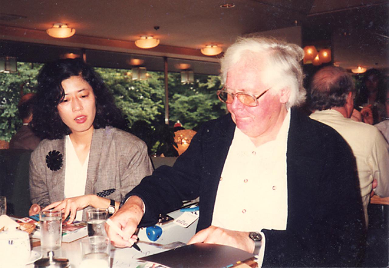 画像: 1987年、ケン・ラッセル・レトロスペクティヴに参加のため、ラッセル監督が来日。都内のホテルで撮影された筆者とラッセル。©Sawako Omori (無断使用禁止)