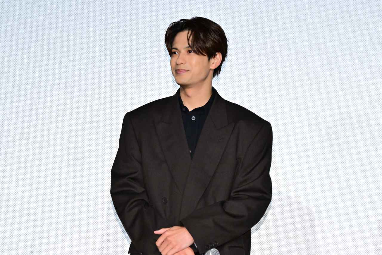 画像1: 舞台上で⼿を繋ぎ合い、“役のまま”の相思相愛ぶり