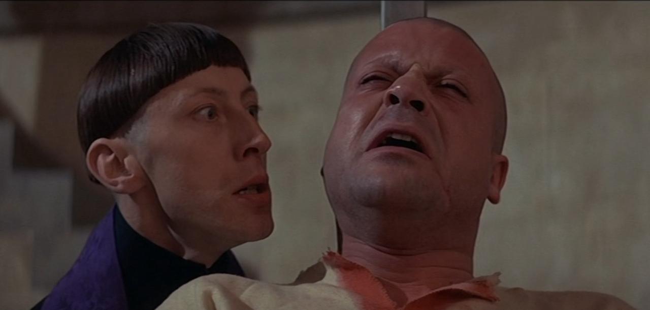 画像: マレー・メルヴィン(左)は”ラッセル一家”の男優で、『肉体の悪魔』では同僚のグランディエ(オリバー・リード、右)を問いつめる神父役。下の食事会の写真には晩年のメルヴィンもいる。