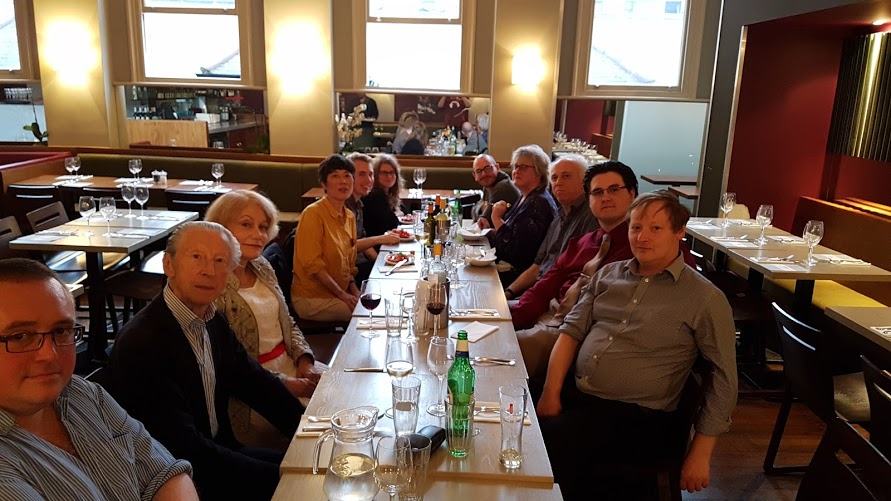 画像: 2017年、ロンドンのキングストン大学で行われたケン・ラッセル学会の食事会。左・前から2人目は『肉体の悪魔』の神父役のマレー・メルヴィン。彼の後はラッセルの未亡人、リジー・トリブル・ラッセル。左・前から4人目が筆者。左・手前のブライアン・ホイル、右・手前のポール・サットン等、ラッセル研究家が一堂に会した。 ©Sawako Omori (無断使用禁止)