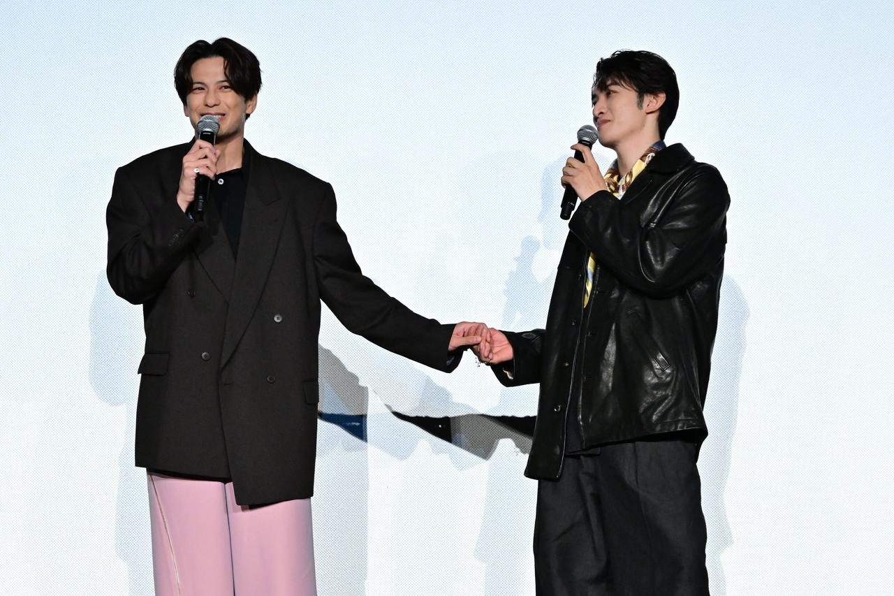 画像6: 舞台上で⼿を繋ぎ合い、“役のまま”の相思相愛ぶり