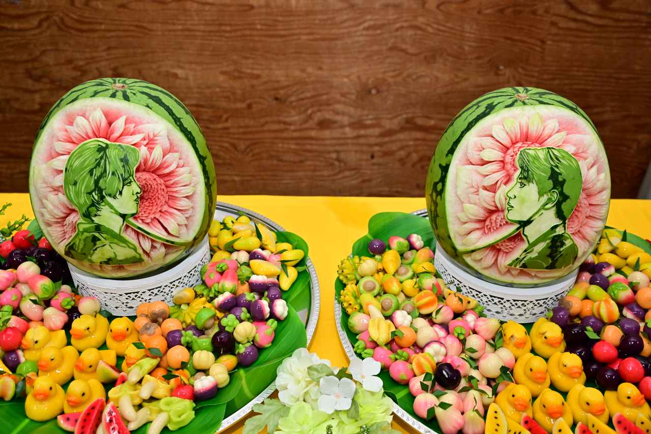 画像7: 舞台上で⼿を繋ぎ合い、“役のまま”の相思相愛ぶり