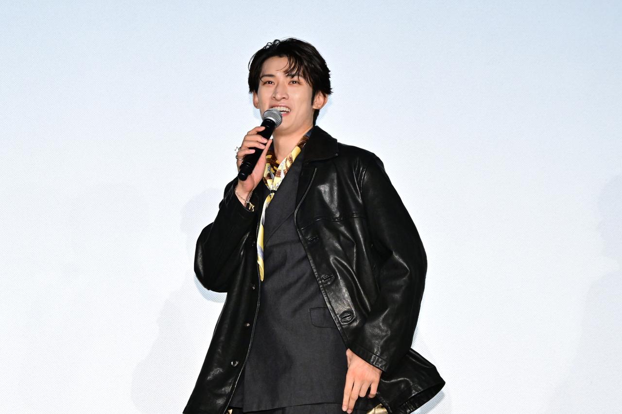 画像2: 舞台上で⼿を繋ぎ合い、“役のまま”の相思相愛ぶり