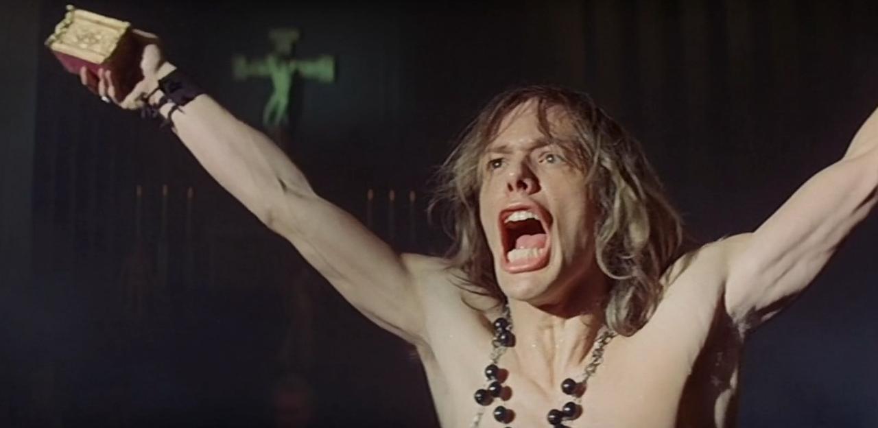 画像: 『肉体の悪魔』ではシスターに対する狂信的な悪魔払いの場面が描かれ、映画の上映をめぐって、世界中でスキャンダラスな話題が巻き起こった。マイケル・ゴザードが狂気の悪魔払い役。