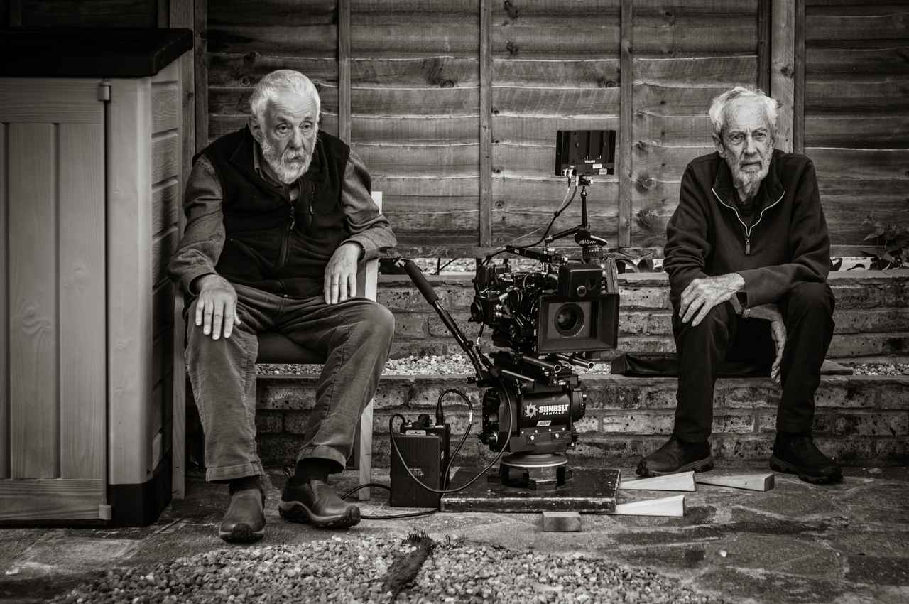 画像: マイク・リー監督(左)と90年代からコンビを組んできた撮影監督のディック・ポープ(右)。 ©Untitled 23 / Channel Four Television Corporation / Mediapro Cine S.L.U.