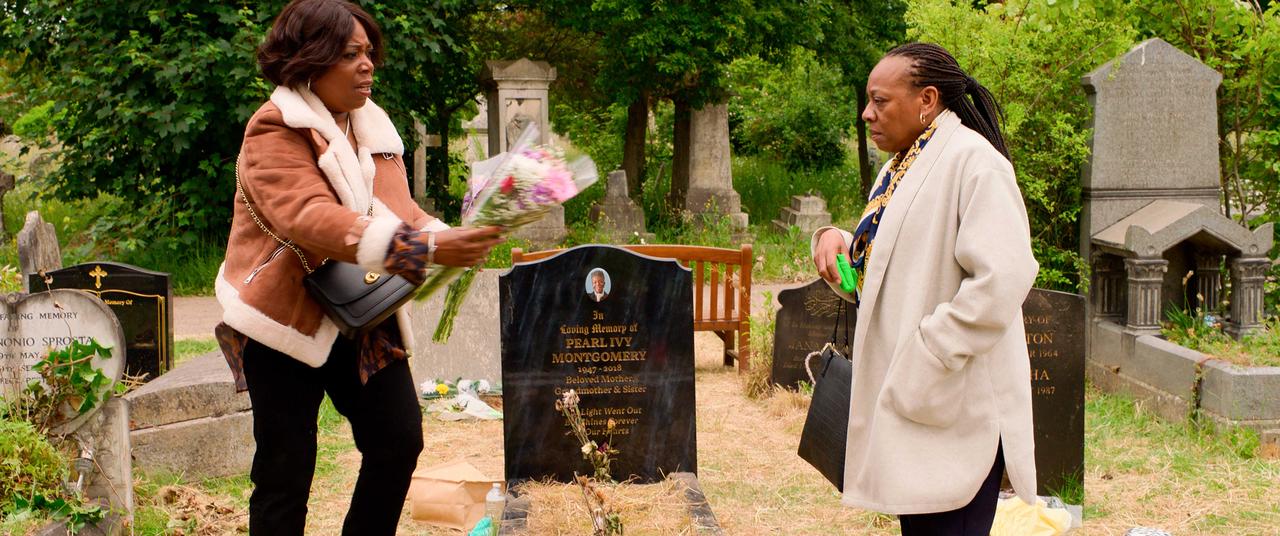 画像: 明るい性格の妹シャンテル(左)と母の日に墓参りにでかけたパンジー(右) ©Untitled 23 / Channel Four Television Corporation / Mediapro Cine S.L.U.