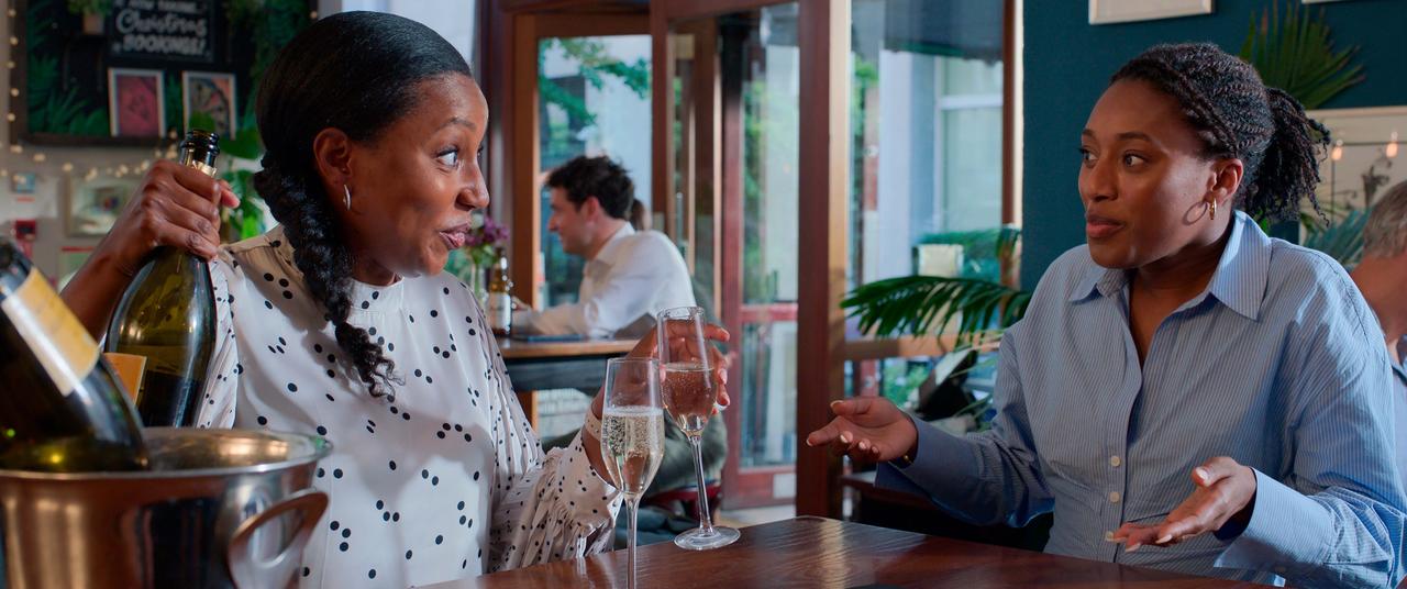 画像: 主人公の妹、シャンテルのふたりの自立した娘たちは新時代のロンドンを生きている。 ©Untitled 23 / Channel Four Television Corporation / Mediapro Cine S.L.U.