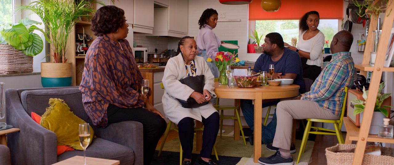 画像: 母の日の食事会に集まったパンジー(中央)の家族たち。 ©Untitled 23 / Channel Four Television Corporation / Mediapro Cine S.L.U.