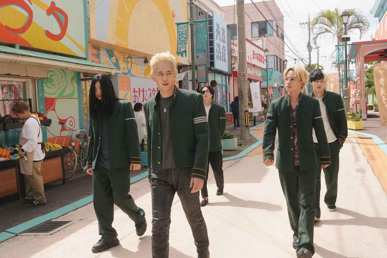 画像3: 映画『WIND BREAKER/ウィンドブレイカー』圧巻の美術セット<東風商店街>を水上恒司&木戸大聖が徹底ガイド!