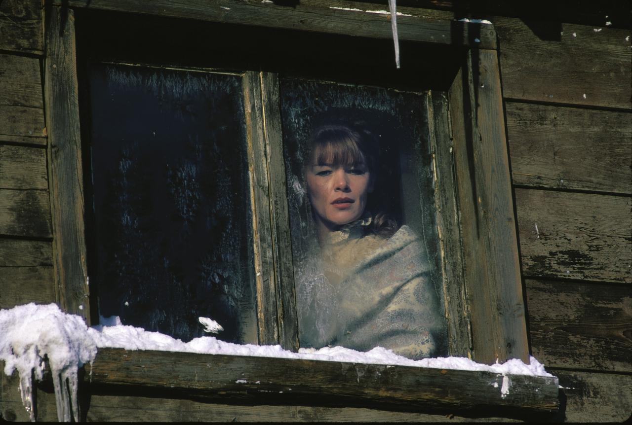 画像: ニーナ（グレンダ・ジャクソン）はチャイコフスキーに情熱的なラブレターを送る。 THE MUSIC LOVERS © 1971 Russfilms Limited. All Rights Reserved.