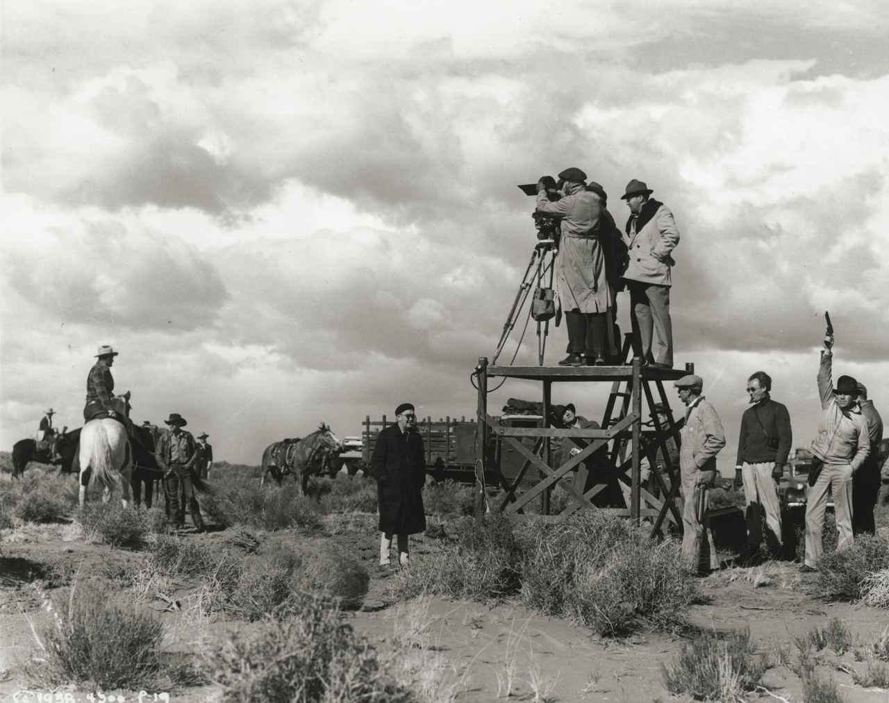 画像: 『駅馬車』(1939年、ジョン・フォード監督)撮影中のジョン・フォード(中央) 映画芸術科学アカデミー マーガレット・ヘリック図書館所蔵 / Image courtesy of Margaret Herrick Library, Academy of Motion Picture Arts and Sciences