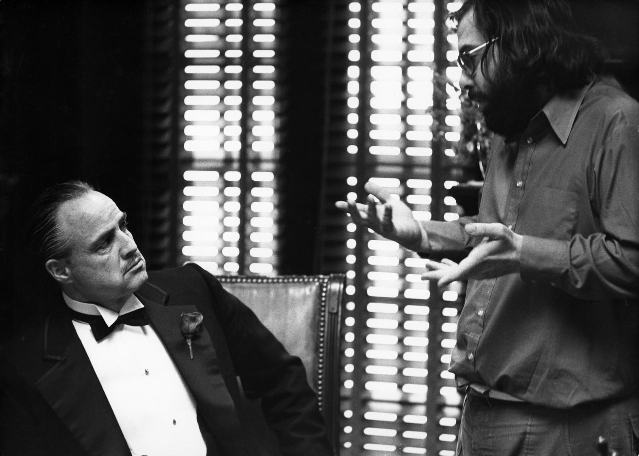 画像: 『ゴッドファーザー』(1972年、フランシス・フォード・コッポラ監督)撮影中のマーロン・ブランド(左)、フランシス・フォード・コッポラ(右) 映画芸術科学アカデミー マーガレット・ヘリック図書館所蔵 / Image courtesy of Margaret Herrick Library, Academy of Motion Picture Arts and Sciences