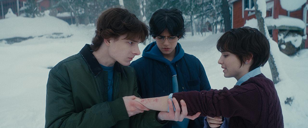 画像: (右から)グウェン(マデリーン・マックグロウ)、アーネスト(ミゲル・モラ)、フィン(メイソン・テムズ)