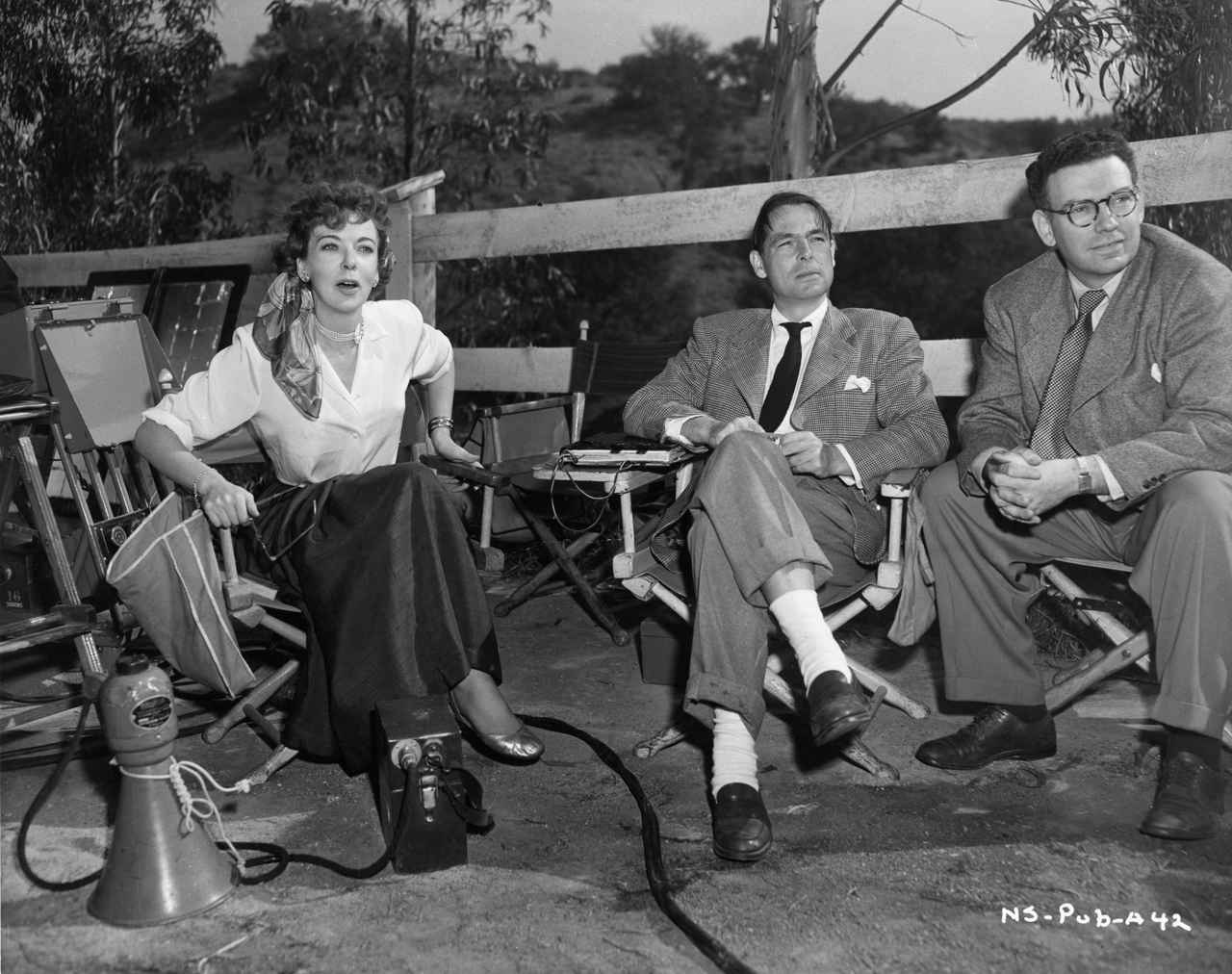 画像: 『暴行』(1950年、アイダ・ルピノ監督)撮影中のアイダ・ルピノ(左) 映画芸術科学アカデミー マーガレット・ヘリック図書館所蔵 / Image courtesy of Margaret Herrick Library, Academy of Motion Picture Arts and Sciences
