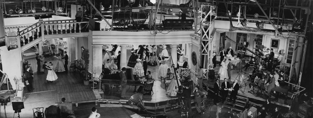 画像: 『嵐が丘』(1939年、ウィリアム・ワイラー監督)撮影スナップ 映画芸術科学アカデミー マーガレット・ヘリック図書館所蔵 / Image courtesy of Margaret Herrick Library, Academy of Motion Picture Arts and Sciences