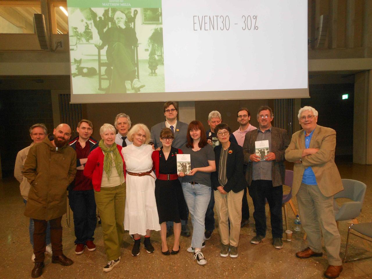 画像: 2023年、ロンドン郊外のキングストン大学で行われたケン・ラッセルの研究書の出版イベント（エディンバラ大学出版局より刊行）。筆者（前列・右から3番目）の左後にいるのがケンの息子のグザヴィエ・ラッセル。前列左から2番目がプロデューサーのモーリン・マレー、その右隣がラッセルの未亡人、リジー・トリブル・ラッセル。前列1番右はラッセルのBBC時代の映像編集者で重鎮のロジャー・クリテンデン。 ©Sawako Omori　無断使用禁止