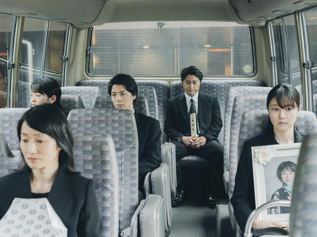 画像: ©2025 映画「架空の⽝と嘘をつく猫」製作委員会