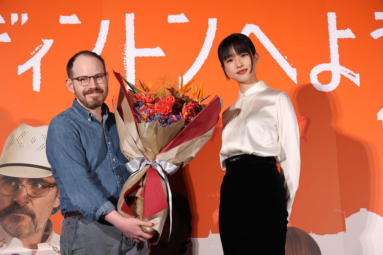 画像: 『エディントンへようこそ』のアリ・アスター監督に河合優実から花束贈呈 © 2025 TIFF