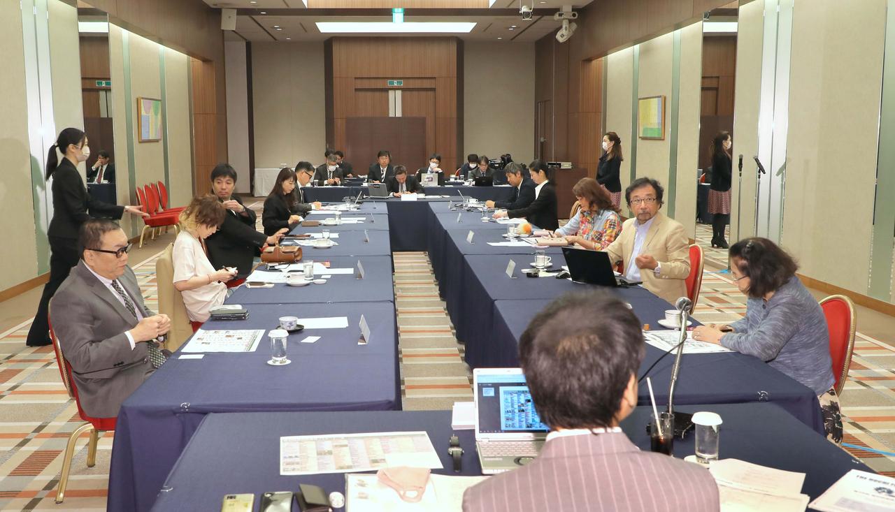 画像: 選考会議の風景