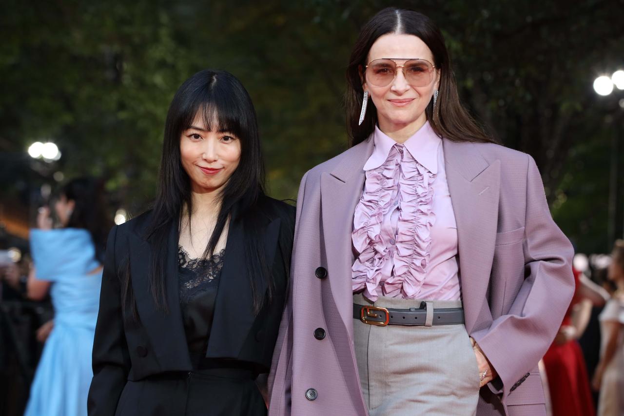 画像: ジュリエット・ビノシュはアソシエイト・プロデューサーのMEGUMIとレッドカーペットに © 2025 TIFF