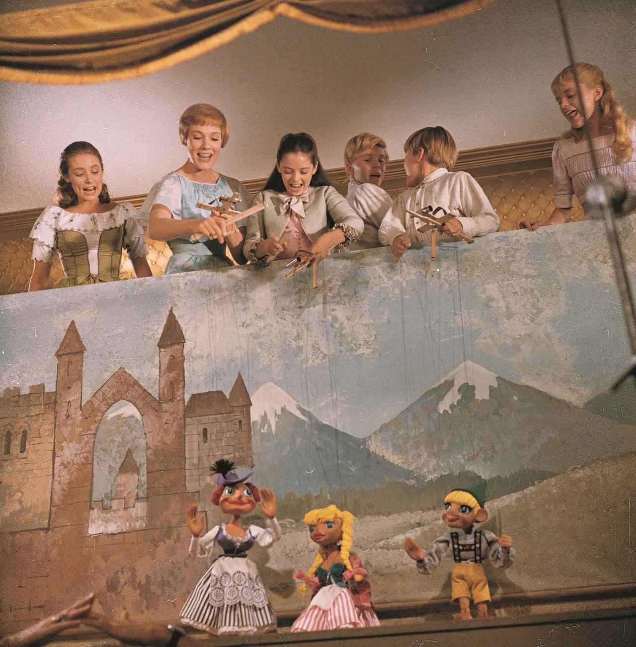 画像: トラップ家の子供たちの歌声に心癒される