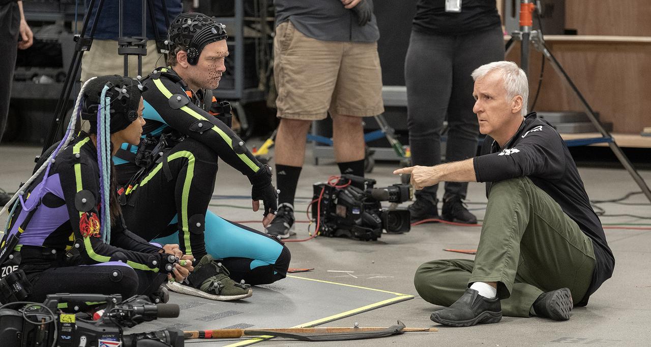 画像: サム・ワーシントンとゾーイ・サルダナを演出中のキャメロン