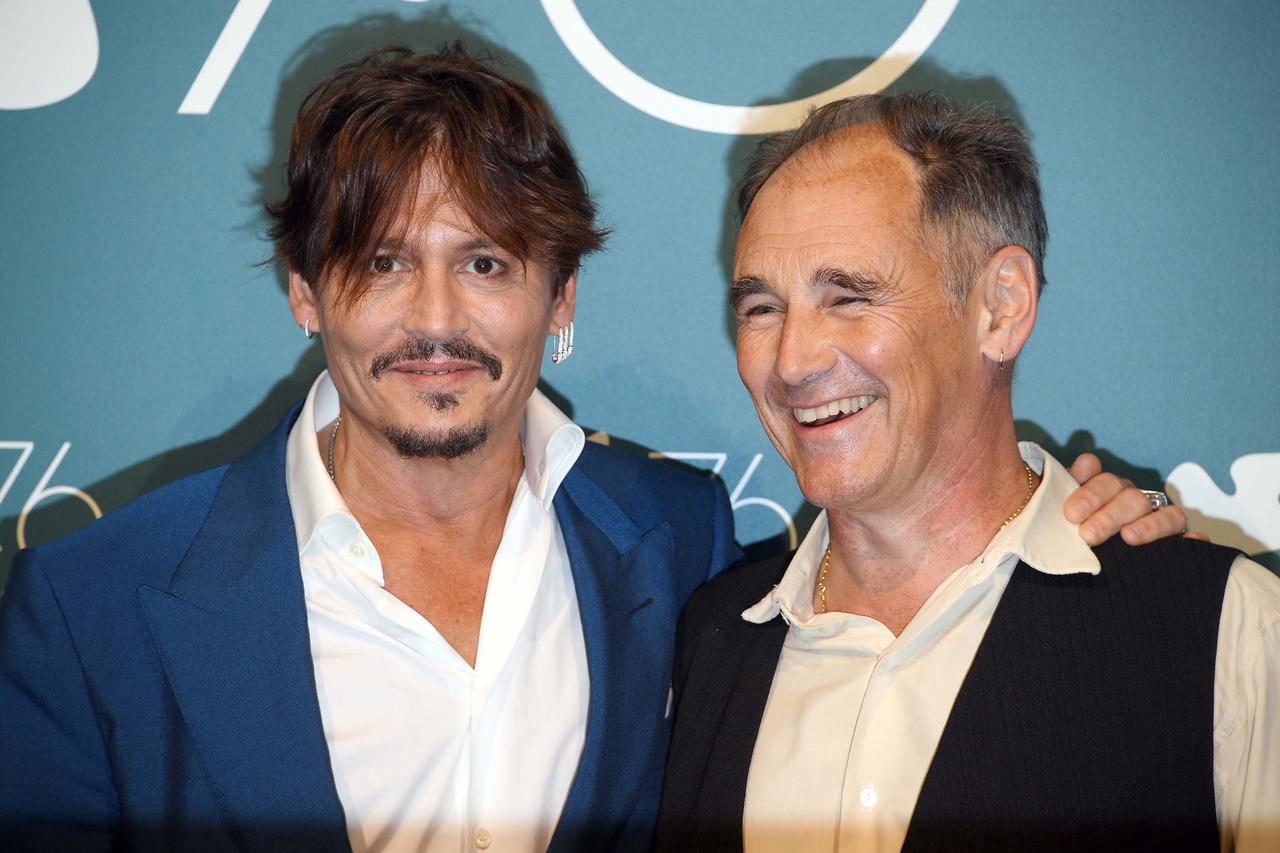 画像: 2019年のベネチア国際映画祭に『ウェイティング・バーバリアン…』を携え出席（右はマーク・ライランス） Photo by Daniele Venturelli/WireImage,