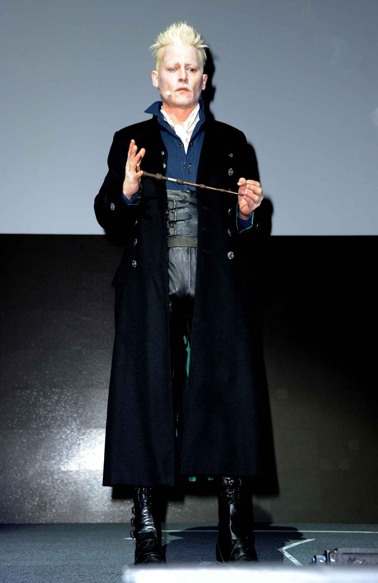 画像: 2018年7月のサンディエゴ・コミコンに『ファンタスティック・ビーストと黒い魔法使いの誕生』のグリンデルバルドの扮装で登場 Photo by Albert L. Ortega/Getty Images