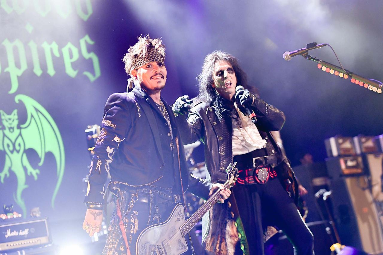 画像: “ハリウッド・ヴァンパイアーズ”のメンバーとして世界各地でバンド活動を頻繁に行っていた（右はアリス・クーパー） Photo by Albert L. Ortega/Getty Images