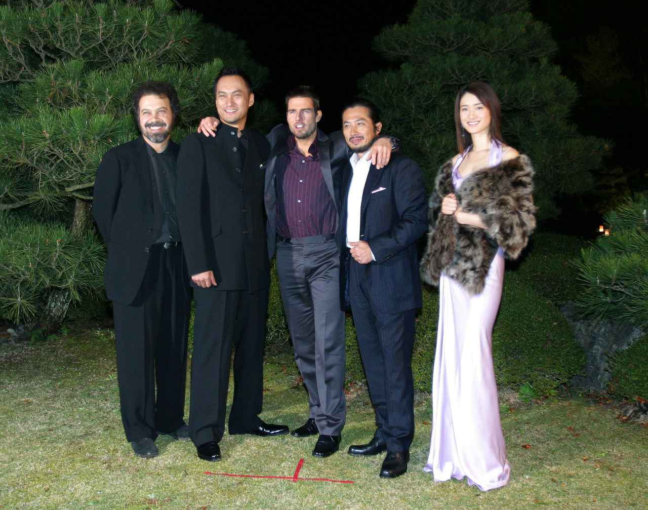 画像: 『ラスト サムライ』のエドワード・ズウィック監督、共演の渡辺謙、真田広之、小雪に囲まれて