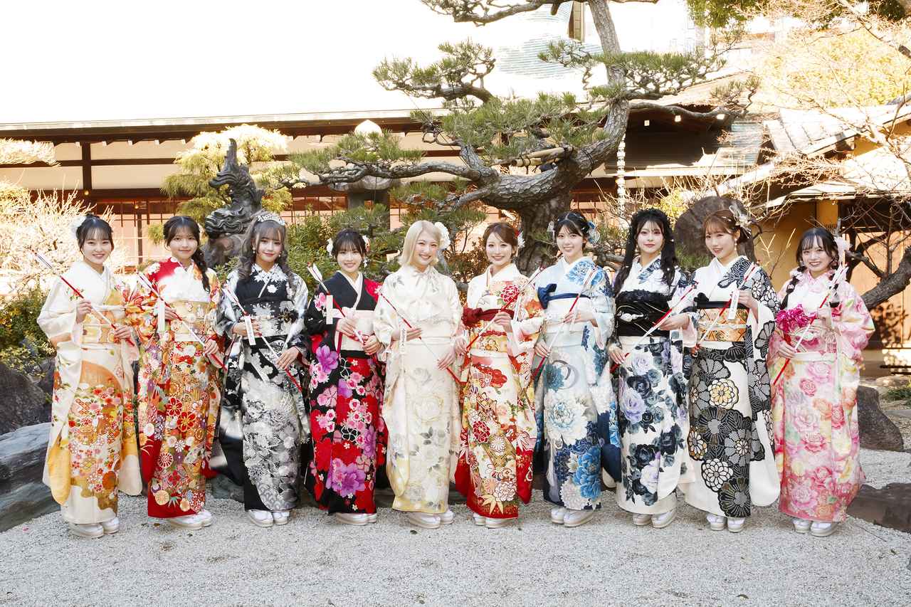 画像: （左から）中川朋香、西由真、池田典愛、芳賀礼、塩月希依音、坂田心咲、坂下真心、板垣心和、福野杏実、福原琴美 ©NMB48