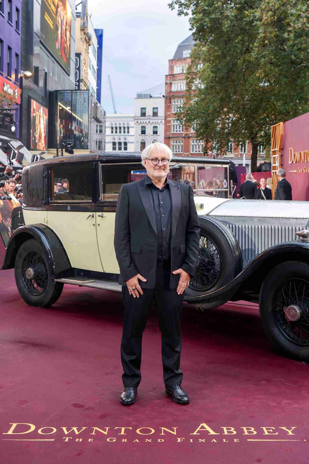 画像: 英国で行われた『ダウントン・アビー/グランドフィナーレ』のプレミアでのサイモン・カーティス監督 Photo by StillMoving.Net for Universal Pictures
