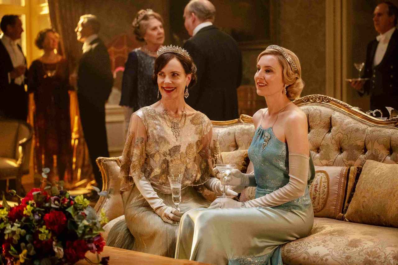 画像: 母のコーラ（左）と次女イーディス（右）。コーラを演じるエリザベス・マクガヴァンはサイモン・カーティス監督の私生活でのパートナーでもある。 ©2025 FOCUS FEATURES LLC.ALL RIGHTS RESERVED