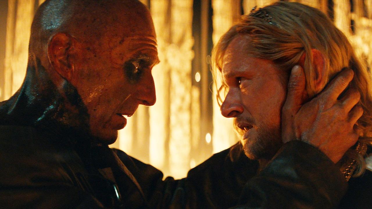 画像: 『28年後… 白骨の神殿』のカルト集団のリーダー、ジミー(右・ジャック・オコンネル)はケルソン(左)を悪魔の父と信じ込む。ケルソンはレイフ・ファインズの複雑な感情表現が生きる役。