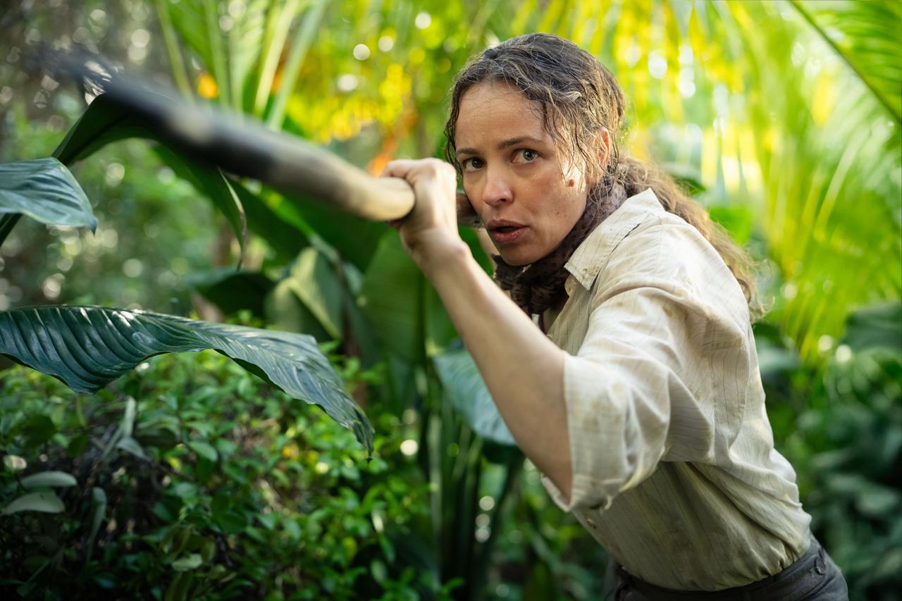 画像: 島に閉じ込められたリンダは生き延びるために食料探しに奮闘する