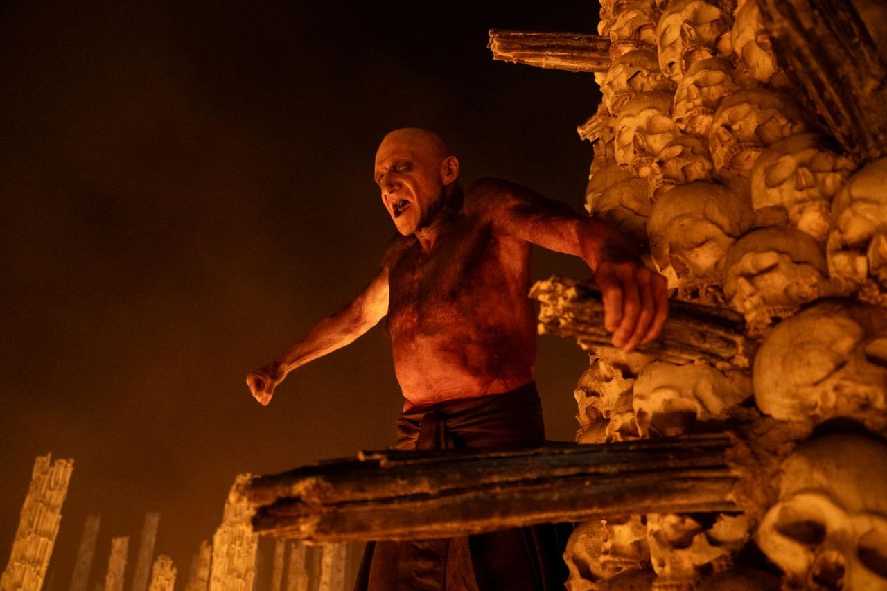 画像: 『28年後… 白骨の神殿』でアイアン・メイデンのヘビメタに乗せてケルソンは”悪魔の舞”を披露する
