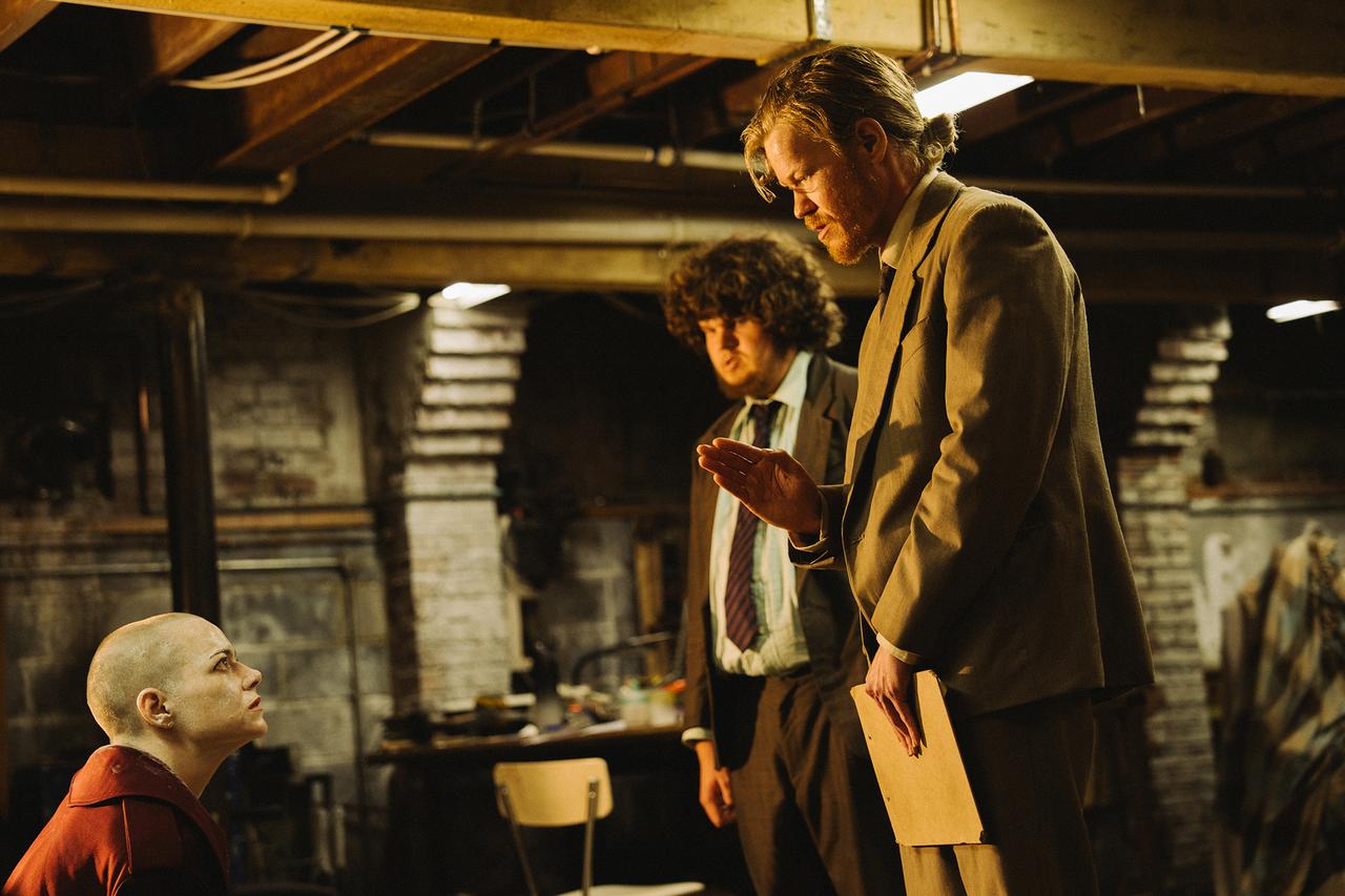 画像: 『ブゴニア』2/13公開 © 2025 FOCUS FEATURES LLC.