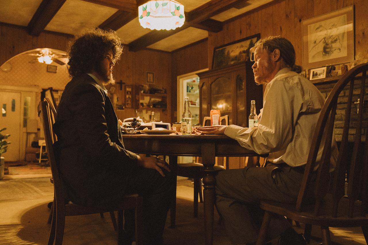 画像: テディ（ジェシー・プレモンス／右）とドン（エイダン・デルビス／左）